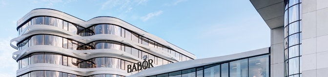 Diese 10 Beauty-Produkte sollten Sie immer in Schreibtischnähe haben! Diese 10 Beauty-Produkte sollten Sie immer in Schreibtischnähe haben!