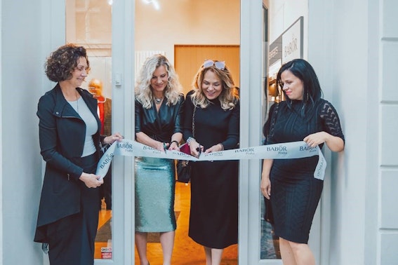 Páska slavnostně přestřižena, dveře kosmetického institutu BABOR Praha oficiálně otevřeny a kosmetické hýčkání na adrese Truhlářská 7 může začít. Páska slavnostně přestřižena, dveře kosmetického institutu BABOR Praha oficiálně otevřeny a kosmetické hýčkání na adrese Truhlářská 7 může začít.