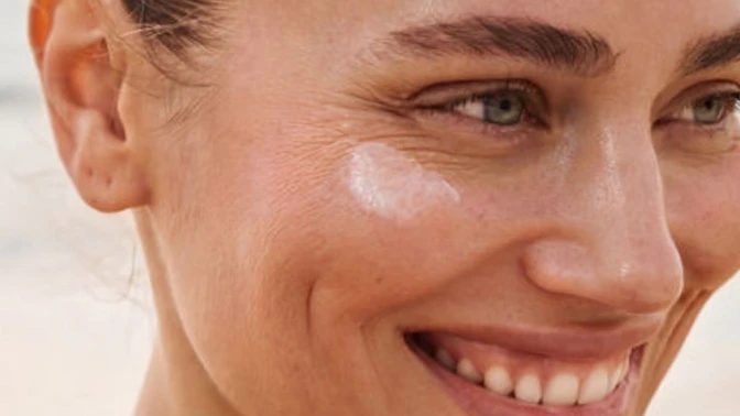 Krähenfüße: So beugst Du Augenfalten am besten vor! Krähenfüße: So beugst Du Augenfalten am besten vor!