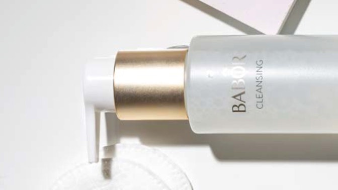 Model Laura weiß wie es geht: So pflegt sie ihre Augenpartie Model Laura weiß wie es geht: So pflegt sie ihre Augenpartie