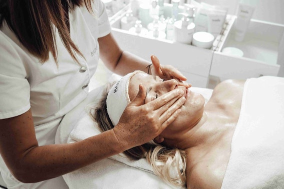 PROČ JE NÁVŠTĚVA KOSMETICKÉHO SALÓNU TAK DŮLEŽITÁ? PROČ JE NÁVŠTĚVA KOSMETICKÉHO SALÓNU TAK DŮLEŽITÁ?